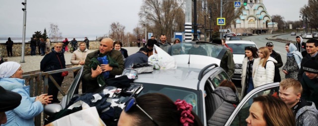 Жители Самары заполнили автомобиль журналиста Филлипса Грэма гуманитарной помощью для Мариуполя